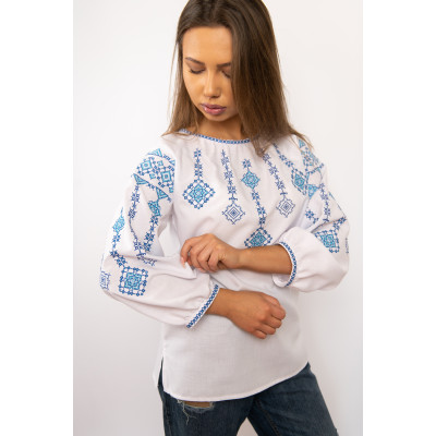 Традиционная женская блуза с синей вышивкой