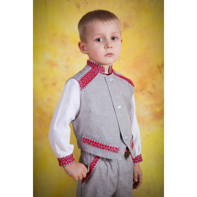 Детский вышитый костюм с красной вышивкой