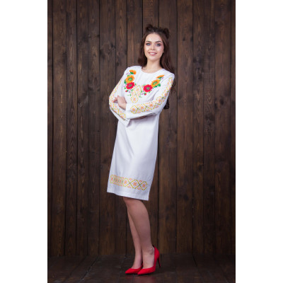 Біле плаття з квітковою вишивкою